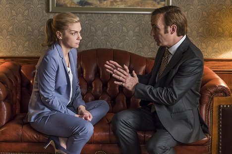 Rhea Seehorn, Bob Odenkirk - Better Call Saul - Was Dummes - Filmfotos