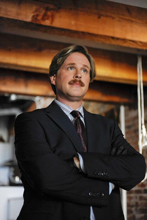 Cary Elwes - Psych, s. r. o. - Extradition II: The Actual Extradition Part - Z filmu