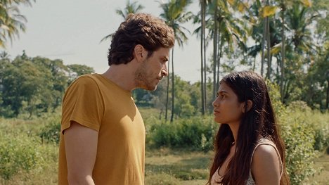 Roman Kolinka, Aarshi Banerjee - Maya - De la película