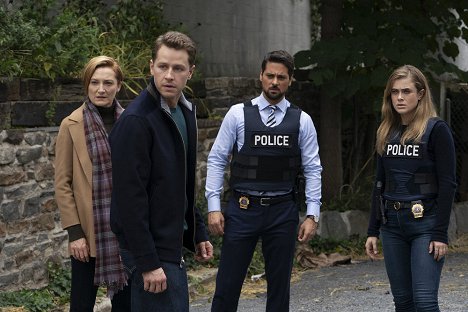 Francesca Faridany, Josh Dallas, J.R. Ramirez, Melissa Roxburgh - Manifest - Falsches Spiel - Filmfotos