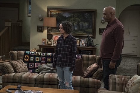 Sara Gilbert, James Pickens Jr. - The Conners - The Separation of Church and Dan - Z filmu