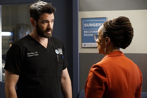 Colin Donnell, S. Epatha Merkerson - Chicago Med - Play By My Rules - Z filmu