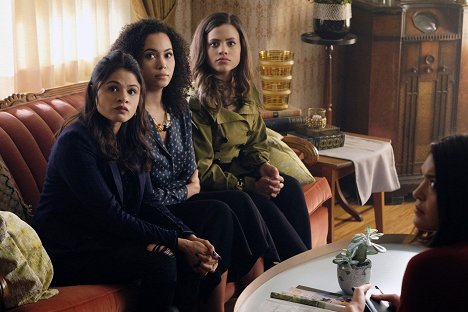 Melonie Diaz, Madeleine Mantock, Sarah Jeffery - Charmed - Exorcise Your Demons - Z filmu