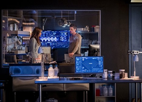 Danielle Panabaker, Grant Gustin - The Flash - The Icicle Cometh - Photos