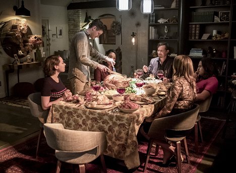 Jessica Parker Kennedy, Grant Gustin, Candice Patton, Tom Cavanagh, Carlos Valdes - The Flash - O Come, All Ye Thankful - Photos