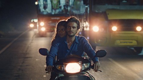 Aarshi Banerjee, Roman Kolinka - Maya - De la película