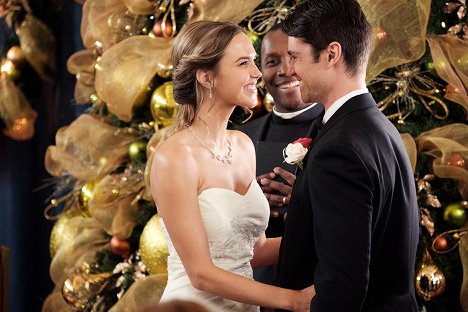 Arielle Kebbel, Corey Sevier - Four Christmases and a Wedding - Photos