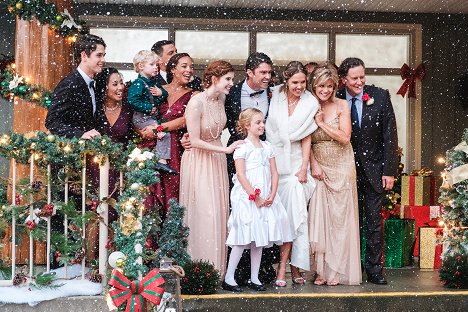 Madison Smith, Corey Sevier, Arielle Kebbel, Markie Post, Judge Reinhold - Four Christmases and a Wedding - Film