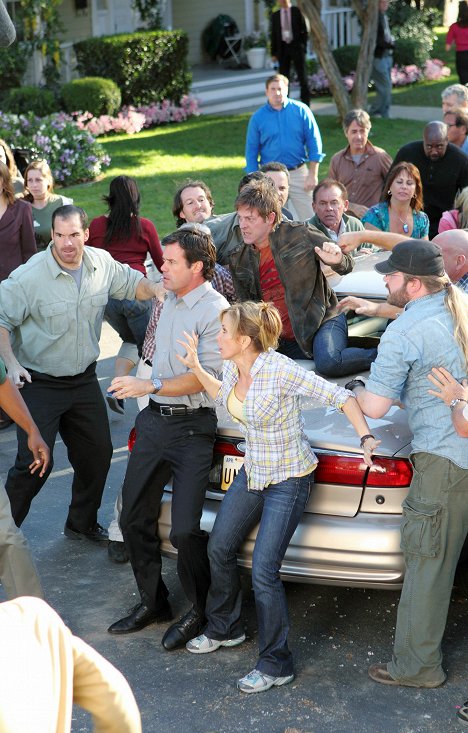 Brandon Molale, Tuc Watkins, Felicity Huffman, Kevin Rahm - Desperate Housewives - Down the Block There's a Riot - Photos