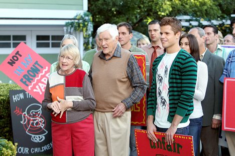 Kathryn Joosten, Orson Bean, Charlie Carver, Teri Hatcher - Desperate Housewives - Down the Block There's a Riot - Photos