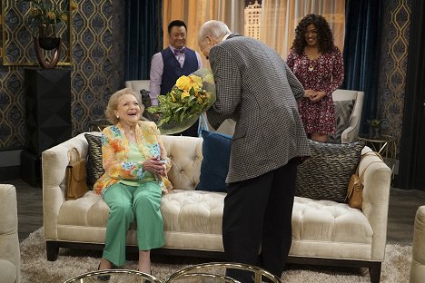 Betty White, Rex Lee, Kym Whitley - Young & Hungry - Young & Vegas Baby - Do filme