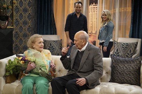 Betty White, Jonathan Sadowski, Carl Reiner, Emily Osment - Young & Hungry - Young & Vegas Baby - Filmfotók