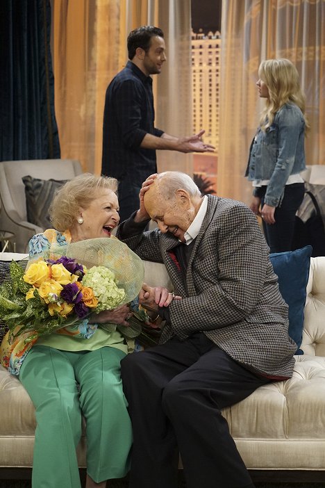 Betty White, Jonathan Sadowski, Carl Reiner, Emily Osment - Young & Hungry - Young & Vegas Baby - Filmfotos