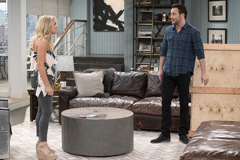 Emily Osment, Jonathan Sadowski - Young & Hungry - Young & Mexico, Part 1 - Filmfotos