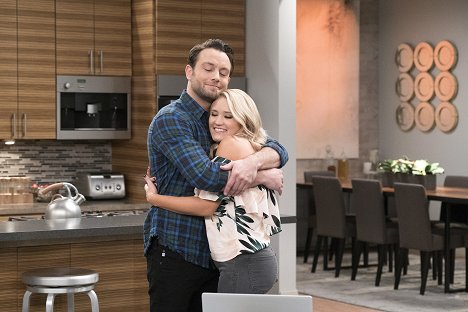 Jonathan Sadowski, Emily Osment - Young & Hungry - Young & Mexico, Part 1 - Photos