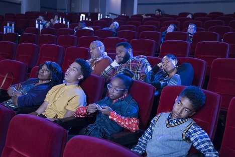 Jenifer Lewis, Marcus Scribner, Laurence Fishburne, Marsai Martin, Anthony Anderson, Tracee Ellis Ross, Miles Brown - Black-ish - Christmas in Theater Eight - Photos