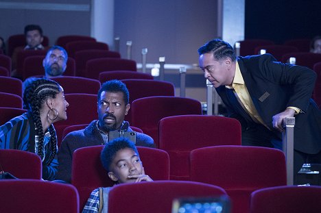 Tracee Ellis Ross, Deon Cole, Ithamar Enriquez - Black-ish - Christmas in Theater Eight - Z filmu