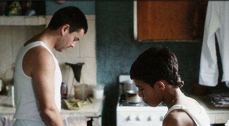 Giovanni García, Reggie Reyes - La familia - Do filme