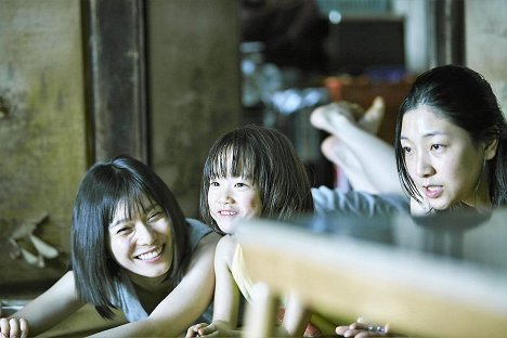 Mayu Matsuoka, Miyu Sasaki, Sakura Andō - Shoplifters - Filmfotos