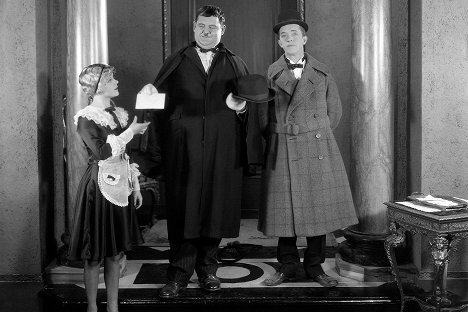 Edna Marion, Oliver Hardy, Stan Laurel - From Soup to Nuts - Z filmu