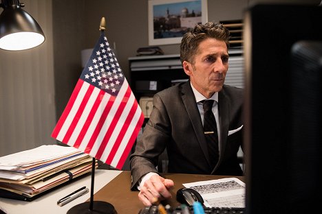 Leland Orser - Berlin Station - The Dream of the Four Policemen - Photos