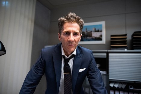 Leland Orser - Berlin Station - The Dream of the Four Policemen - Photos