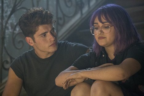 Gregg Sulkin, Ariela Barer - Marvel's Runaways - Radio an - Filmfotos