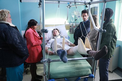 Fortune Feimster, Mindy Kaling, Ike Barinholtz, Ed Weeks, Xosha Roquemore - The Mindy Project - The Midwife's Tale - Z filmu