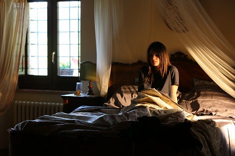 Emily Ratajkowski - Welcome Home - Van film