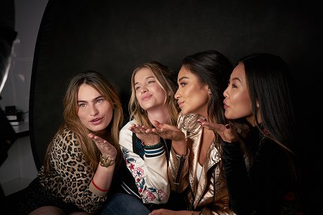 Kathryn Gallagher, Elizabeth Lail, Shay Mitchell, Nicole Kang - You – Du wirst mich lieben - Vielleicht - Filmfotos