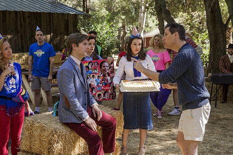 Adam Scott, Alyssa Milano, Michael Ian Black - Wet Hot American Summer: 10 lat później - Król Obozu - Z filmu