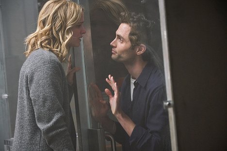 Elizabeth Lail, Penn Badgley - You - Le Château de Barbe Bleue - Film