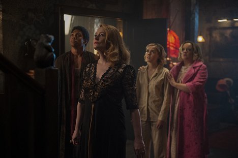 Chance Perdomo, Miranda Otto, Kiernan Shipka, Lucy Davis - Sabrina: Pimeällä puolella - Viides luku: Dreams in a Witch House - Kuvat elokuvasta