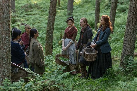 Caitlin O'Ryan, John Bell, Sophie Skelton - Outlander - Die Highland-Saga - Getrennte Wege - Filmfotos