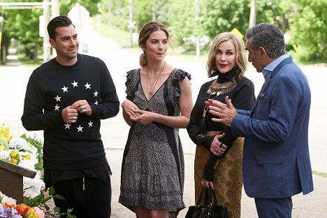 Dan Levy, Annie Murphy, Catherine O'Hara, Eugene Levy - Schitt's Creek - Stop Saying Lice! - Photos