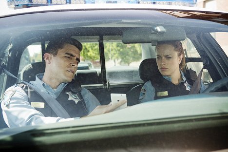 Josh Segarra, Jessica McNamee - Sirens - Superdick - Filmfotók