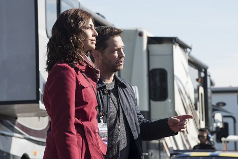 Cindy Sampson, Jason Priestley - Private Eyes - The Extra Mile - Van film