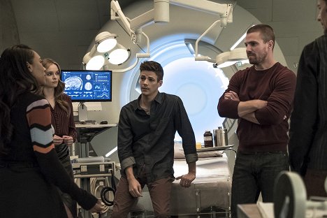 Candice Patton, Danielle Panabaker, Grant Gustin, Stephen Amell - The Flash - Anderswelten (1) - Filmfotos