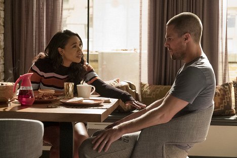 Candice Patton, Stephen Amell - The Flash - Anderswelten (1) - Filmfotos