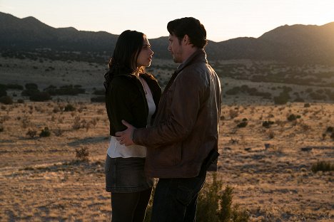 Jeanine Mason, Nathan Parsons - Roswell: New Mexico - Pilot - Filmfotók