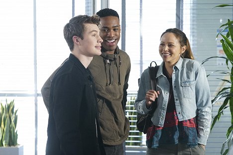 Zayne Emory, Titus Makin Jr., Melissa O'Neil - The Rookie - Flesh and Blood - Photos