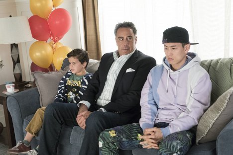 Tyler Wladis, Brad Garrett, Jake Choi - Single Parents - All Aboard the Two-Parent Struggle Bus - Film