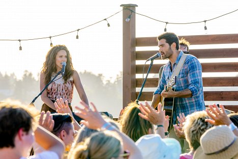 Brittany Willacy, Jesse Metcalfe - Chesapeake Shores - Freefall - Photos