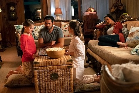 Kayden Magnuson, Jesse Metcalfe, Abbie Magnuson, Meghan Ory - Chesapeake Shores - The Rock Is Going to Roll - Photos