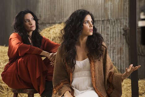 Mädchen Amick, Jenna Dewan - Witches of East End - Poe Way Out - Photos