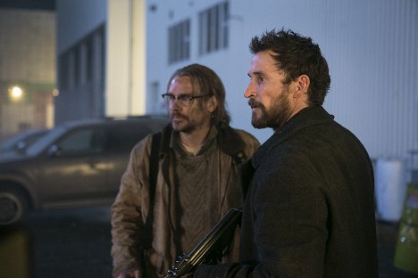 Noah Wyle - Falling Skies - Collateral Damage - Photos