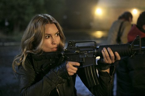 Sarah Carter - Falling Skies - Das Kraftwerk - Filmfotos