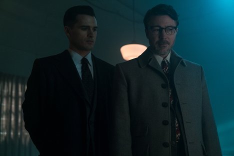 Michael Malarkey, Aidan Gillen - Projekt Modrá kniha - Světla nad Lubbockem - Z filmu