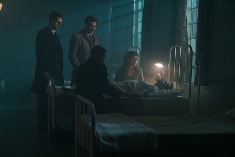 Michael Malarkey, Aidan Gillen - Project Blue Book - The Lubbock Lights - Z filmu