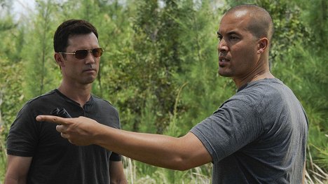 Bruce Campbell, Coby Bell - Burn Notice - Besieged - Photos